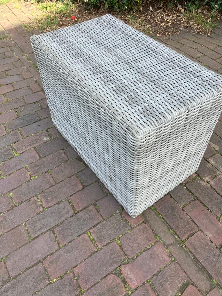 Wicker bijzettafel/voetenbankje grijs, Tuin en Terras, Tuintafels, Ophalen of Verzenden, Gebruikt, Rechthoekig, Wicker