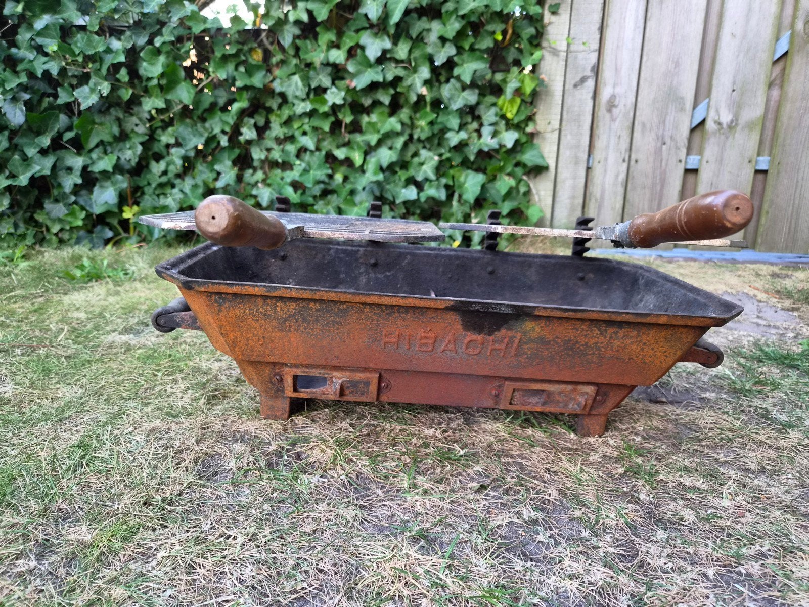 Gietijzeren vintage hibachi barbecue (met dubbel rooster), Tuin en Terras, Houtskoolbarbecues, Ophalen, Gebruikt, Hibachi