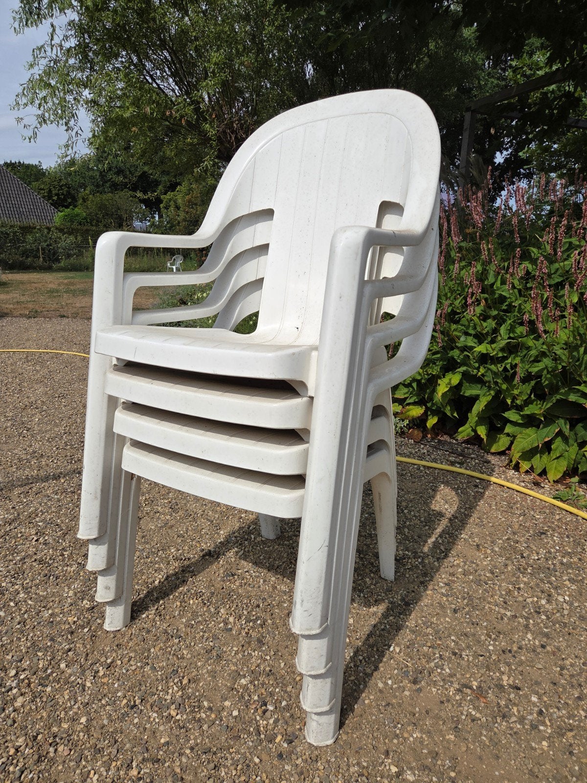 Set van 4 witte kunststof tuinstoelen, stapelbaar, Ophalen, Gebruikt, Kunststof, Stapelbaar