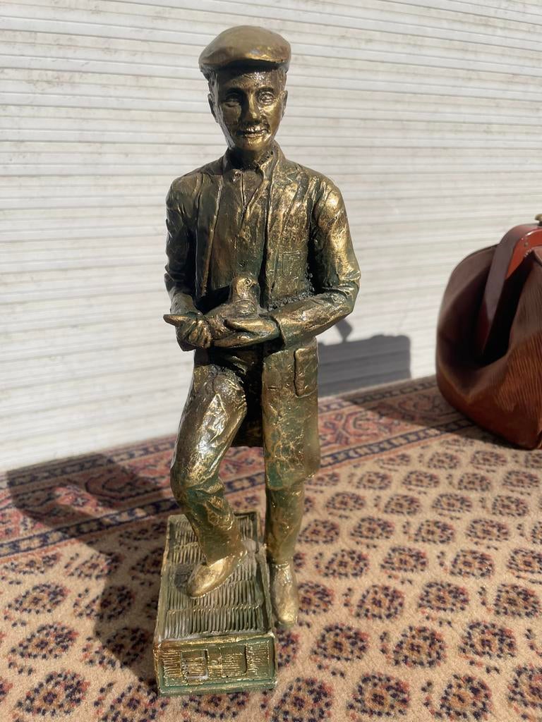 Bronzen achtige beeld duivenmelker met duif en mand - 30 cm., Ophalen of Verzenden, 20 - 50 cm, Beeld, Man