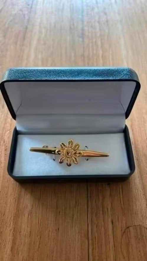 Goudkleurige broche, bloem, Overige materialen, 4 tot 7 cm, Ophalen of Verzenden, Zo goed als nieuw