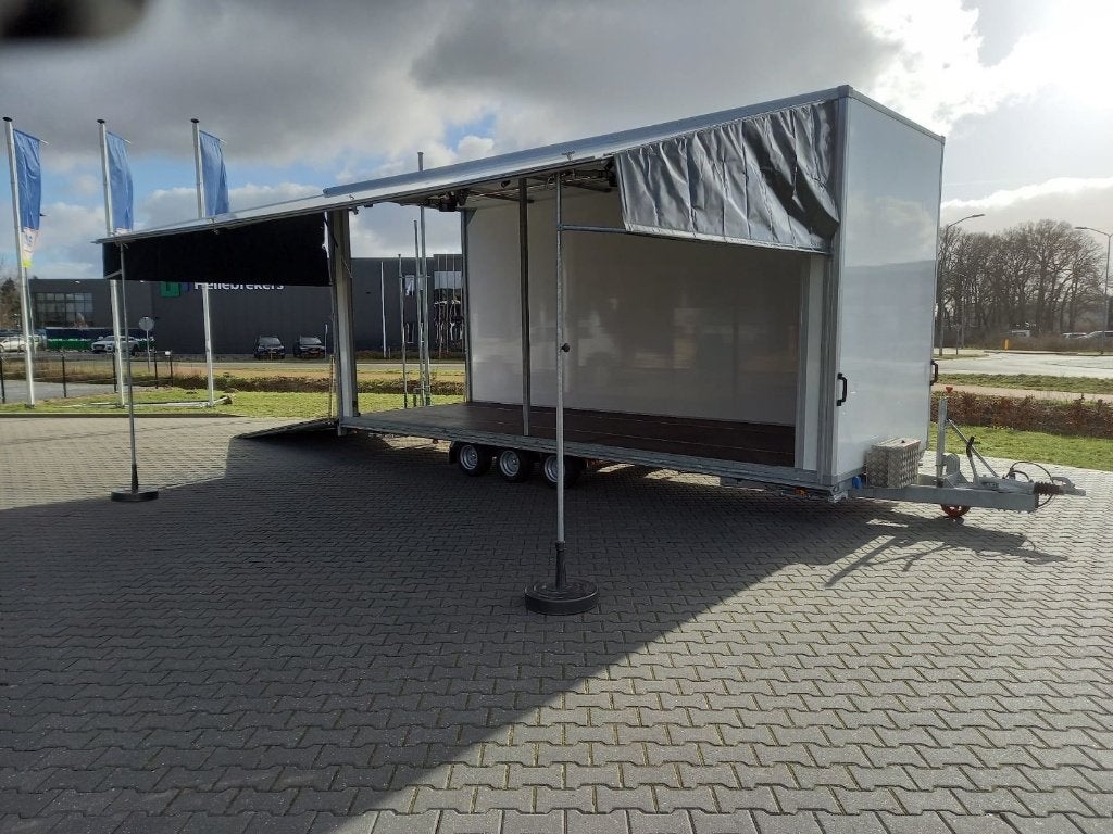 Jonge HOKA drieasser verkoopwagen/ aanhanger, Ophalen