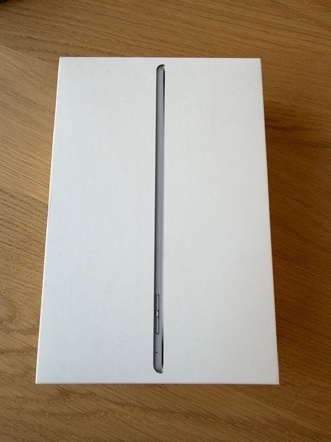 Foto 6 van iPad mini 4 64 GB Spacegrijs met accessoires