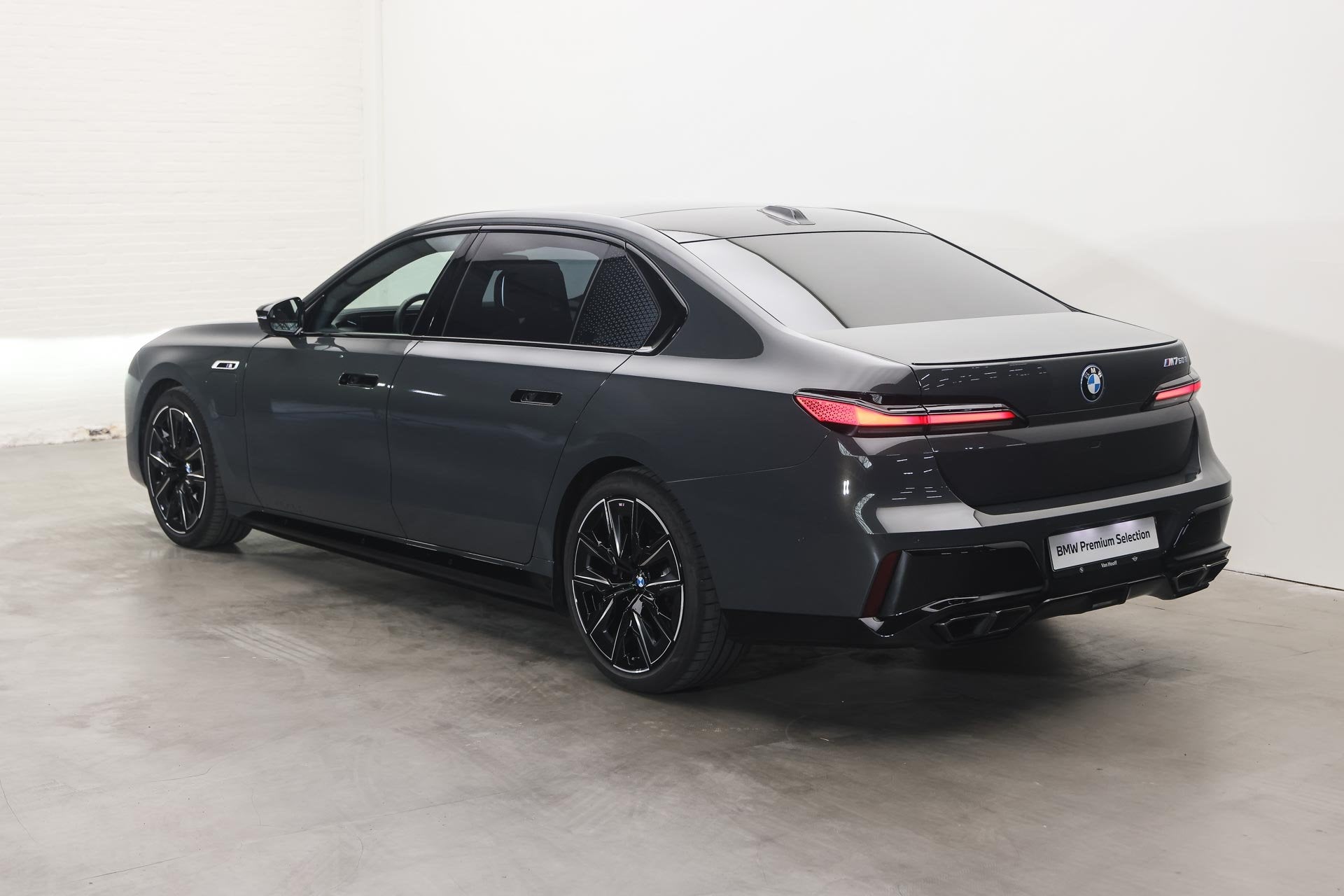 BMW 7 Serie M760e xDrive Automaat / Trekhaak / Multifunction, Auto's, Dealer onderhouden, Gebruikt, Euro 6, Hybride Elektrisch/Benzine