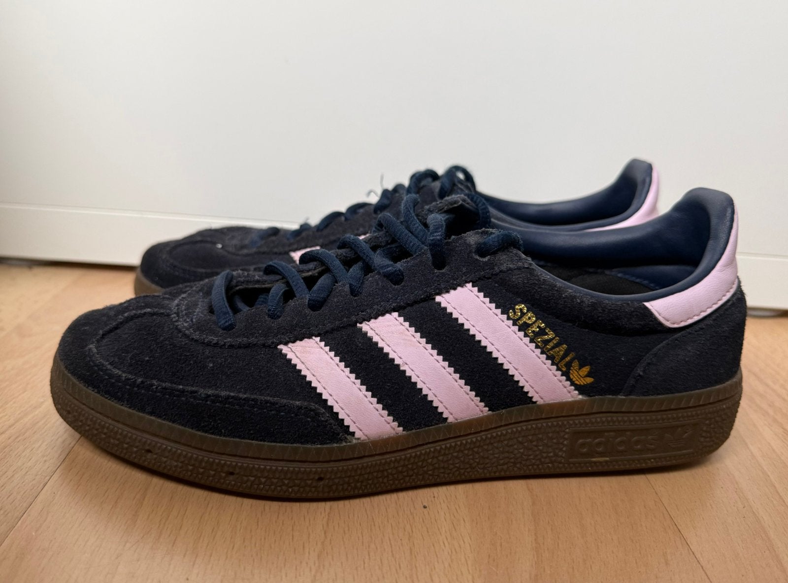 Adidas Spezial donkerblauw met roze strepen maat 36, Kleding | Dames, Ophalen, Blauw, Sneakers of Gympen, Zo goed als nieuw