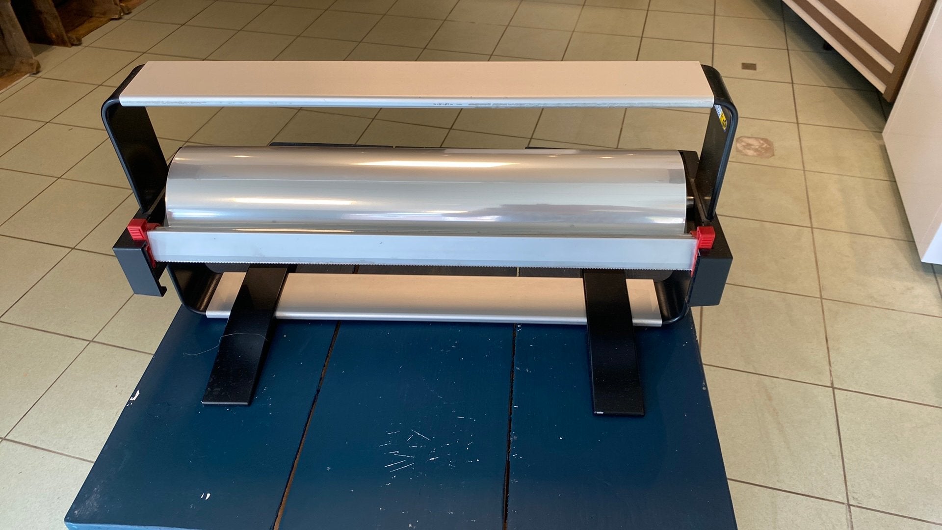 Rolhouder inpakpapier/-folie, Ophalen