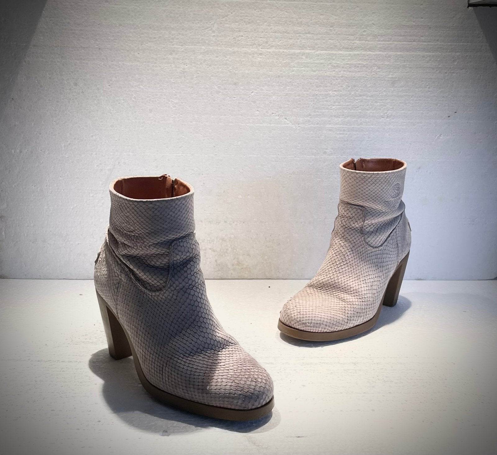 Shabbies Amsterdam laarzen hakken slangen patroon 39 wit, Kleding | Dames, Schoenen, Wit, Lage of Enkellaarzen, Ophalen of Verzenden