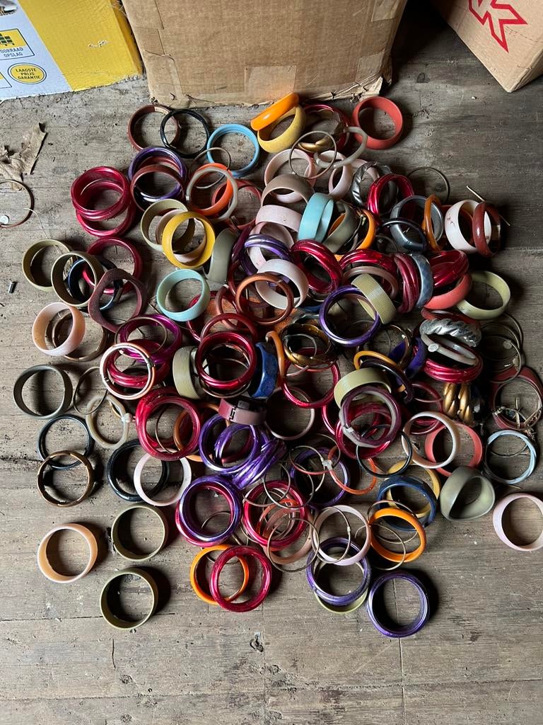 Vintage hard plastic armbanden - 138 stuks, Sieraden, Tassen en Uiterlijk, Armbanden, Ophalen, Gebruikt, Overige kleuren, Kunststof of Plastic