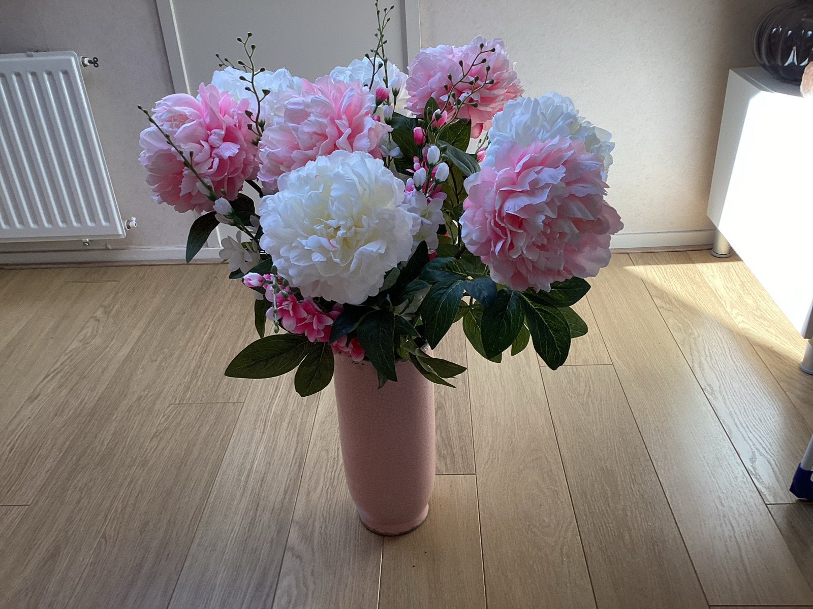 Mooie roze vaas met kunstbloemen, Inclusief decoratie, Ophalen of Verzenden, Zo goed als nieuw, Roze