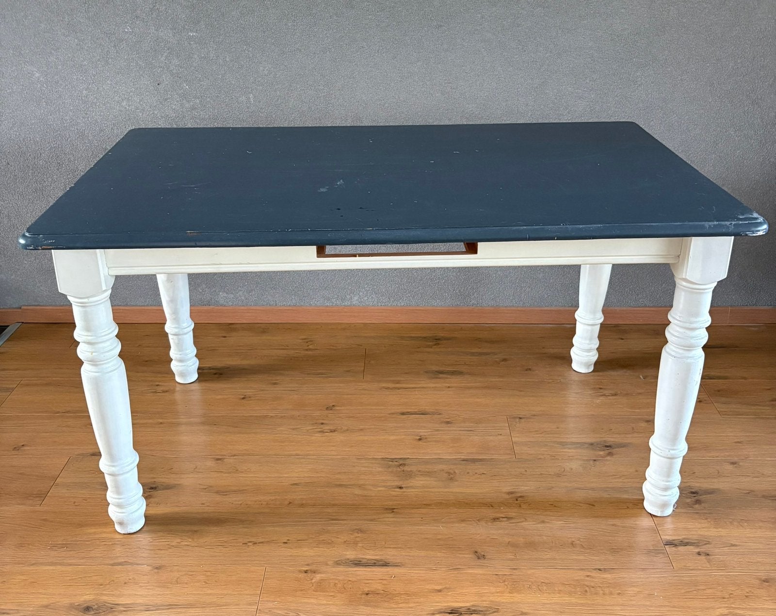Gratis aangeboden: een stevige en praktische eettafel., Ophalen, Gebruikt, 100 tot 150 cm, 50 tot 100 cm