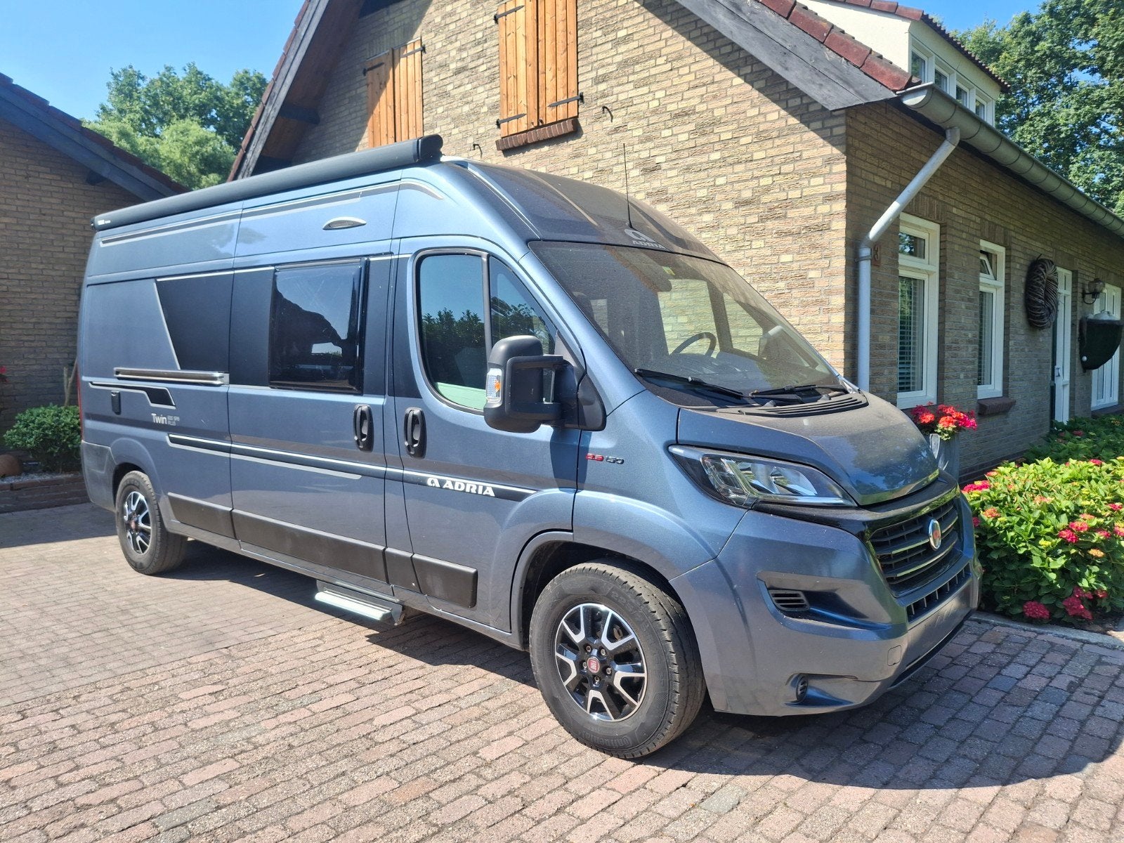 "ADRIA TWIN 600 SPB - AUTOMAAT - VASTBED -2019", Caravans en Kamperen, Campers, Automaat, Buscamper of Camperbus, Ringverwarming
