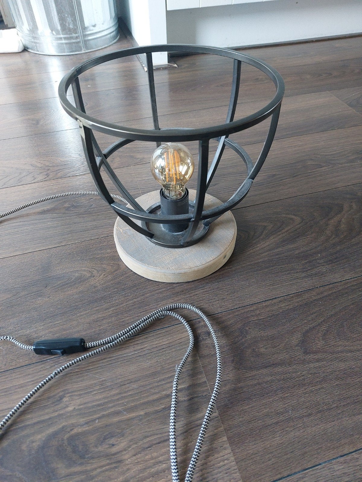 Industriële Tafellamp QAZQA met Houten Voet en Metalen Kooi, Ophalen of Verzenden, Zo goed als nieuw, Minder dan 50 cm, Industrieel