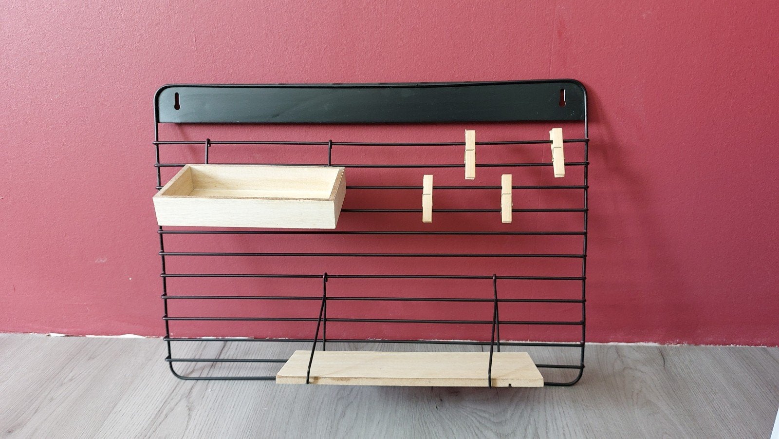 Wandrekje zwart met houten plankjes & knijpertjes, Ophalen, Metaal, Gebruikt, Wandhanger
