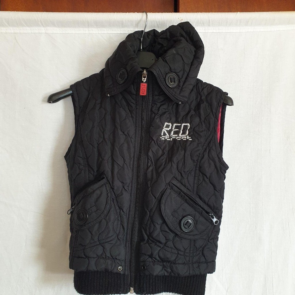 Stoere zwarte bodywarmer met roze voering mt 134 merk Rost, Kinderen en Baby's, Kinderkleding | Maat 134, Meisje, ., Ophalen of Verzenden