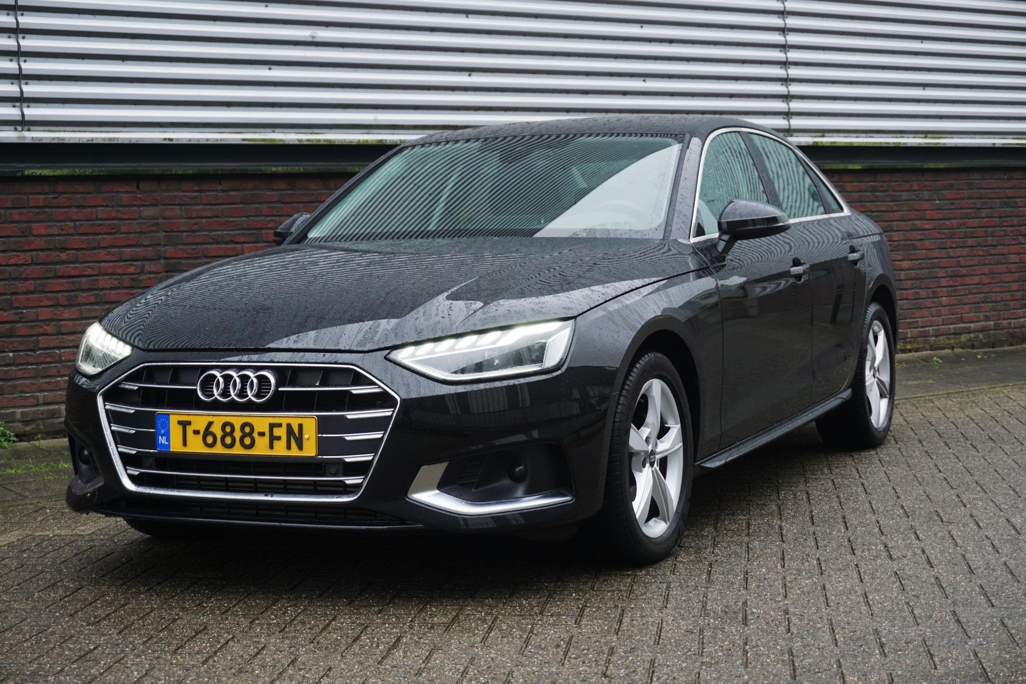 Audi A4 Limousine 35 TFSI 150PK Virtual Cockpit/Sportstoelen, Auto's, Stof, Gebruikt, 4 cilinders, Zwart