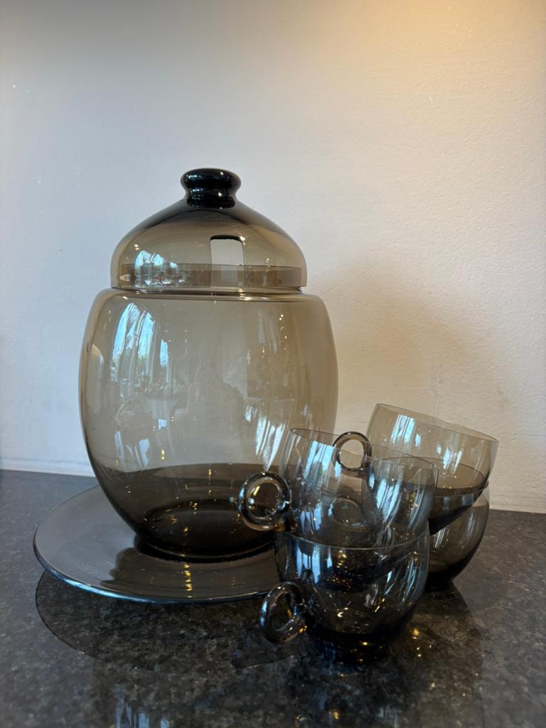 Jaren 70 punch kan in bruin rookglas met 4 glaasjes, Antiek en Kunst, Ophalen