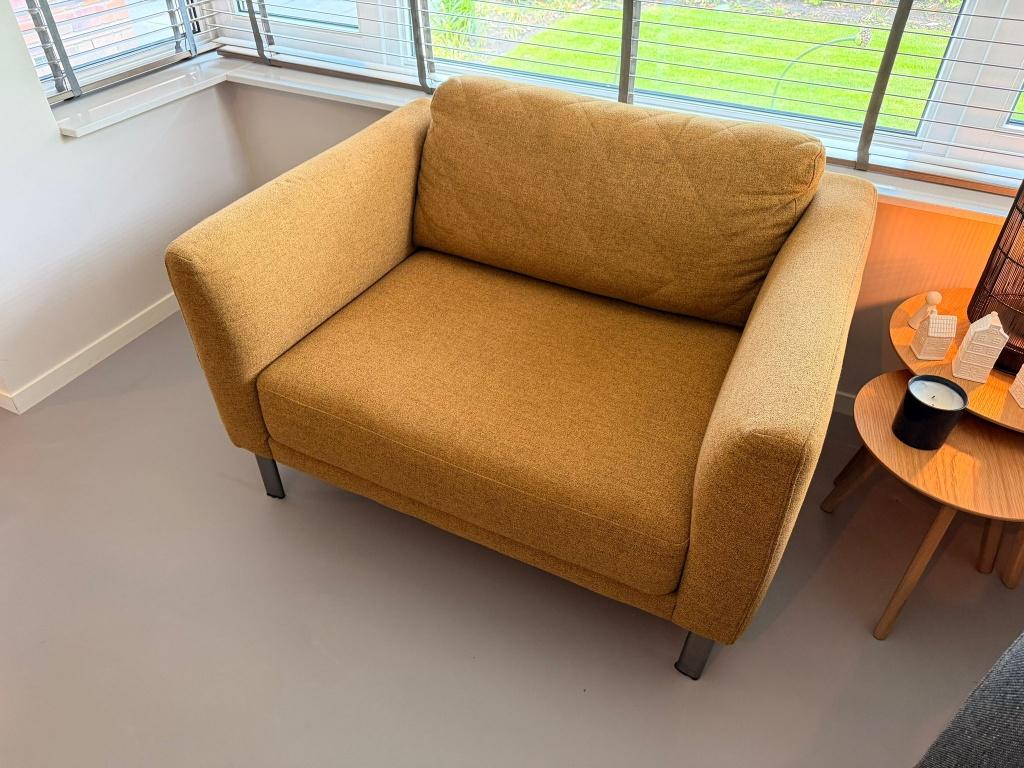 XOOON Loveseat okergeel 1,5-zits | Uitstekende staat, Ophalen, Overige maten, 75 tot 100 cm, Zo goed als nieuw