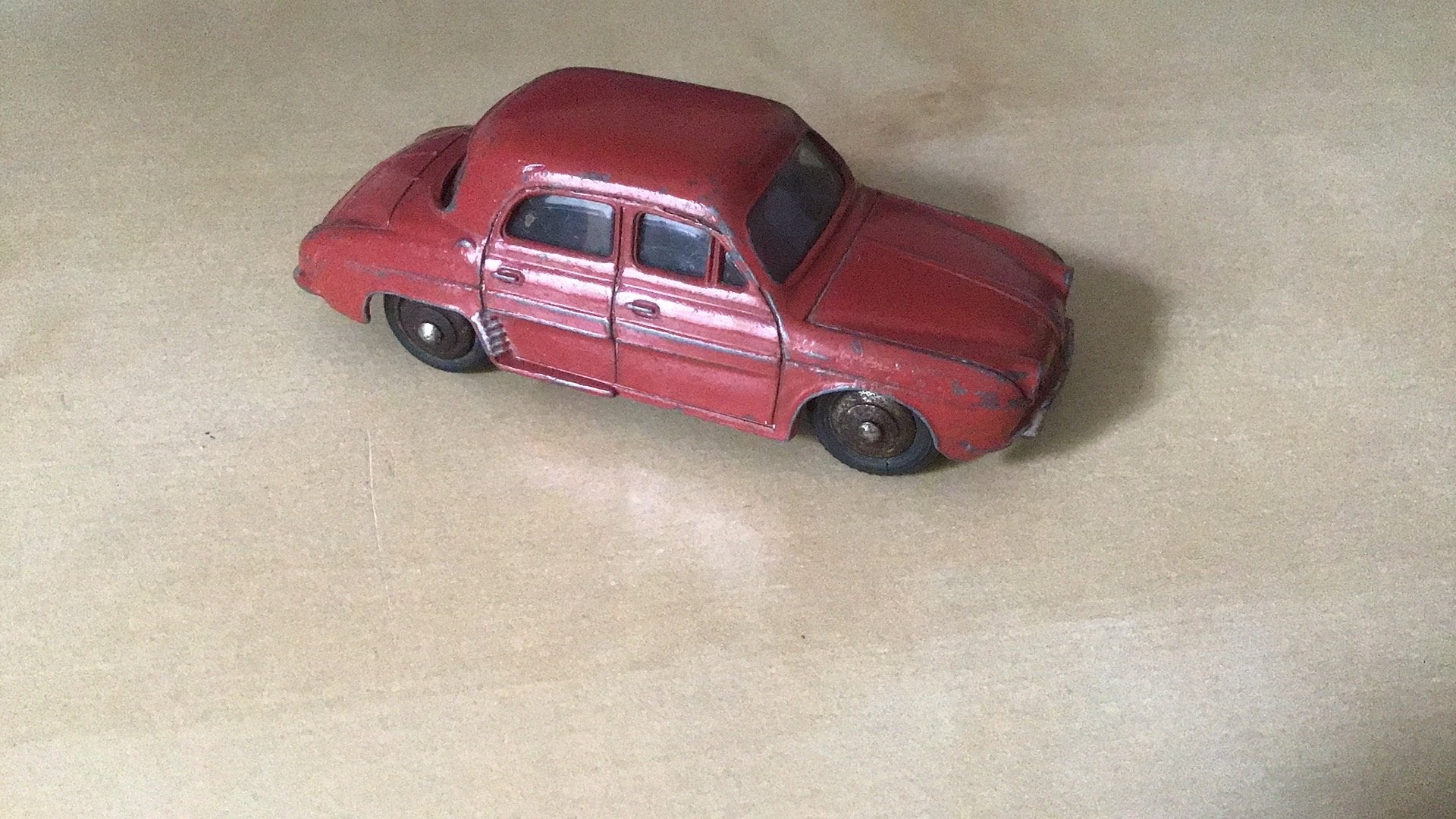 DINKY TOYS RENAULT DAUPHINE WIE REED ER NIET MEE JAREN 1960?, Hobby en Vrije tijd, Modelauto's | 1:43, Ophalen of Verzenden, Gebruikt