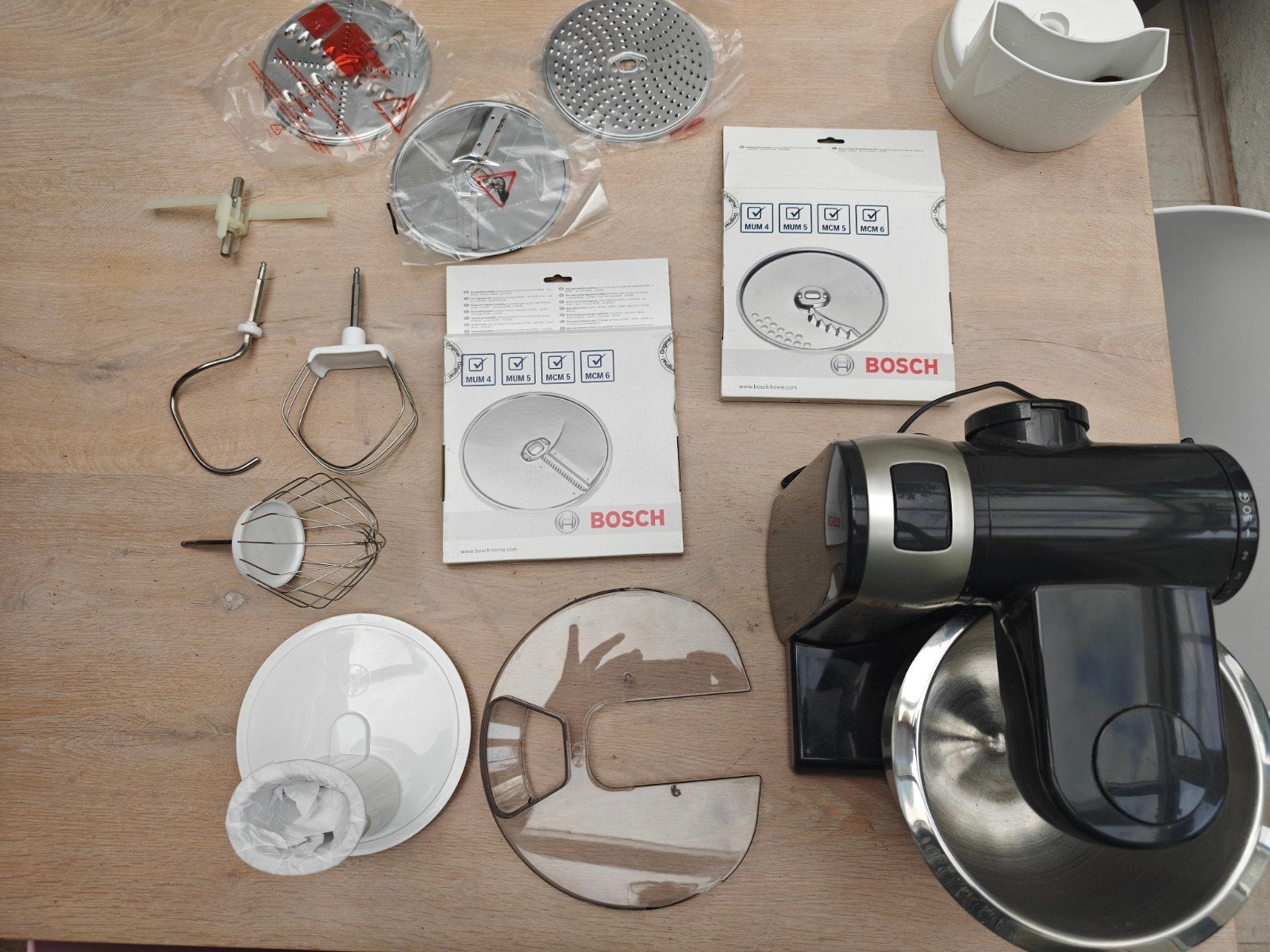 Bosch MUM48A1 keukenmachine met veel accessoires, Gebruikt, Ophalen of Verzenden, Vaatwasserbestendig, 3 snelheden of meer