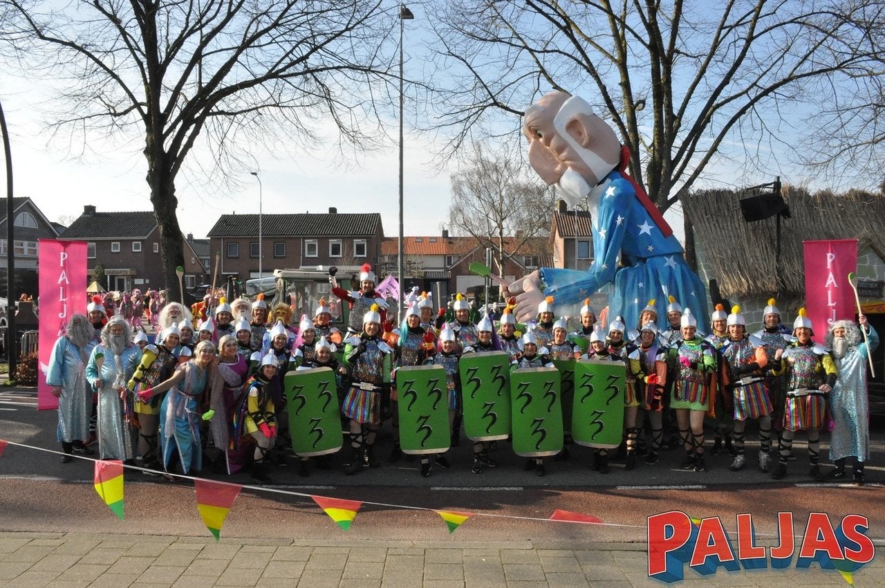 Carnaval loopgroep met kleurrijke kleding, Ophalen, Gedragen, Carnaval, Kleding