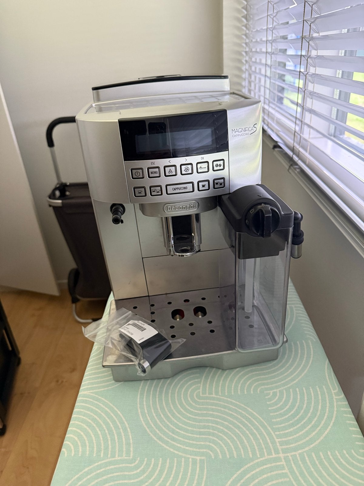 De'Longhi Magnifica S Cappuccino volautomatische espressomac, Witgoed en Apparatuur, Ophalen, Afneembaar waterreservoir, Espresso apparaat