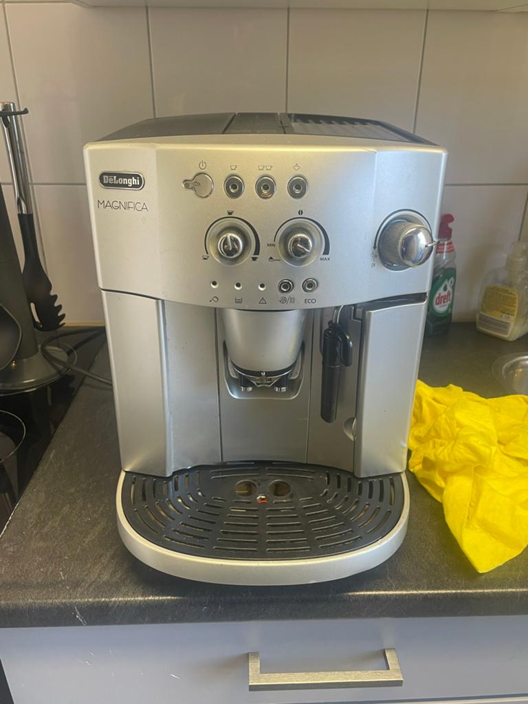 DeLonghi Magnifica Espresso Apparaat - Zo goed als nieuw, Afneembaar waterreservoir, Espresso apparaat, Zo goed als nieuw, 4 tot 10 kopjes