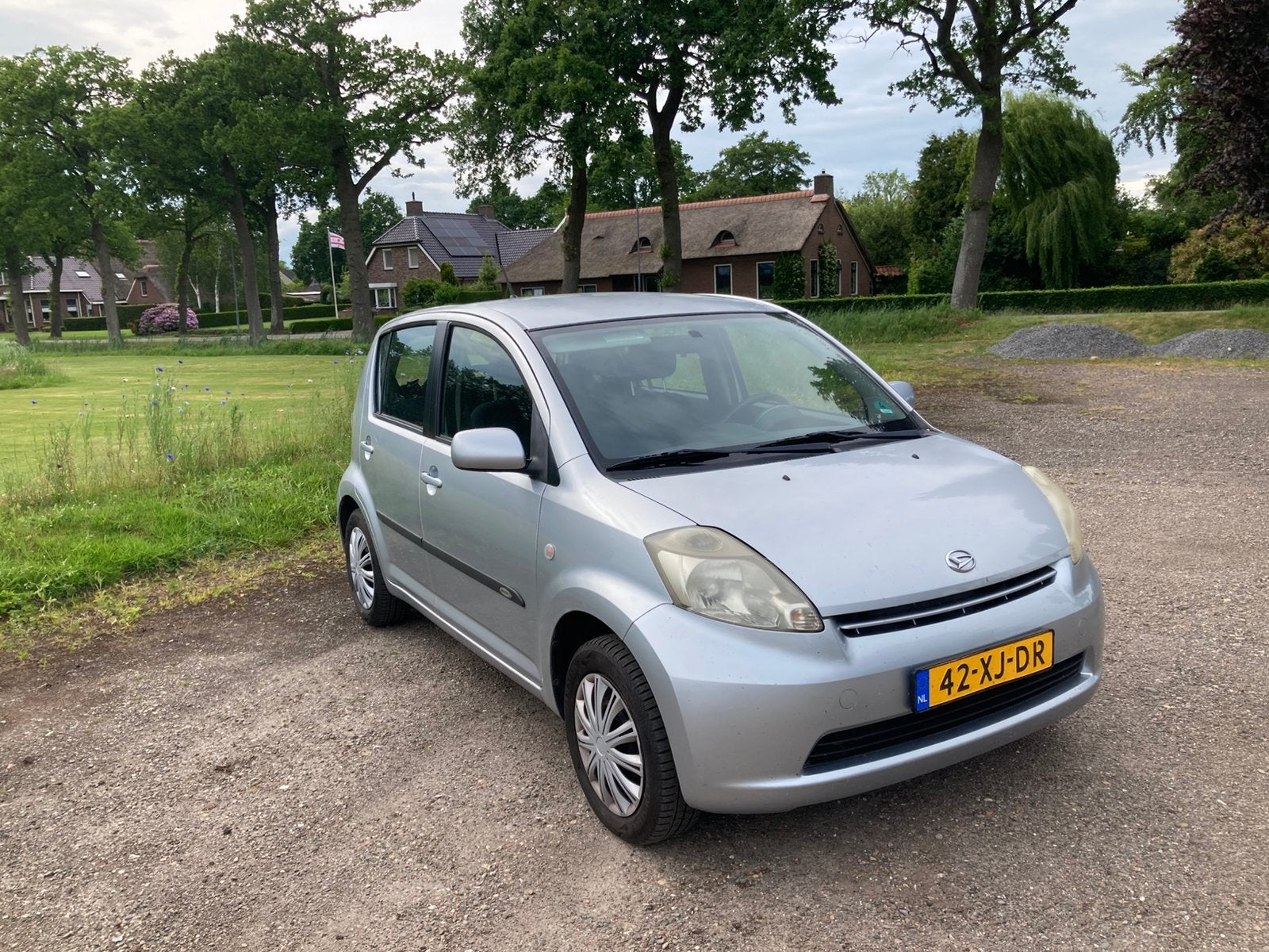 Daihatsu Sirion 1.0 51KW 2007 Grijs, Auto's, Voorwielaandrijving, Handgeschakeld, 3 cilinders, Zilver of Grijs