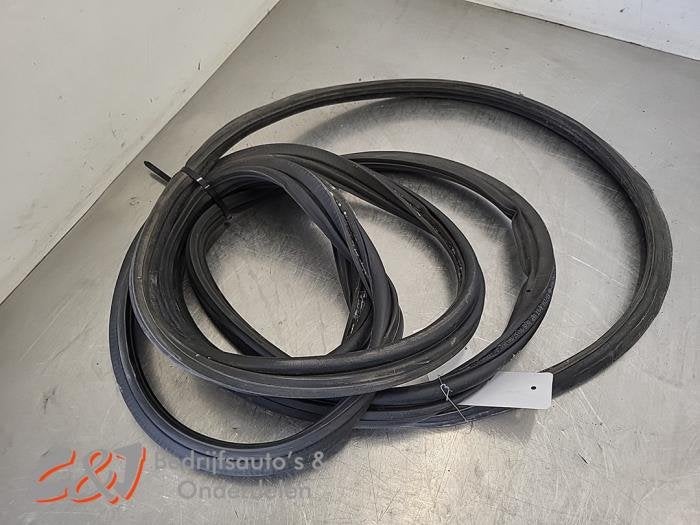 Portierrubber 4Deurs links-achter van een Ford Transit Custo, Gebruikt, -, -, Ophalen of Verzenden