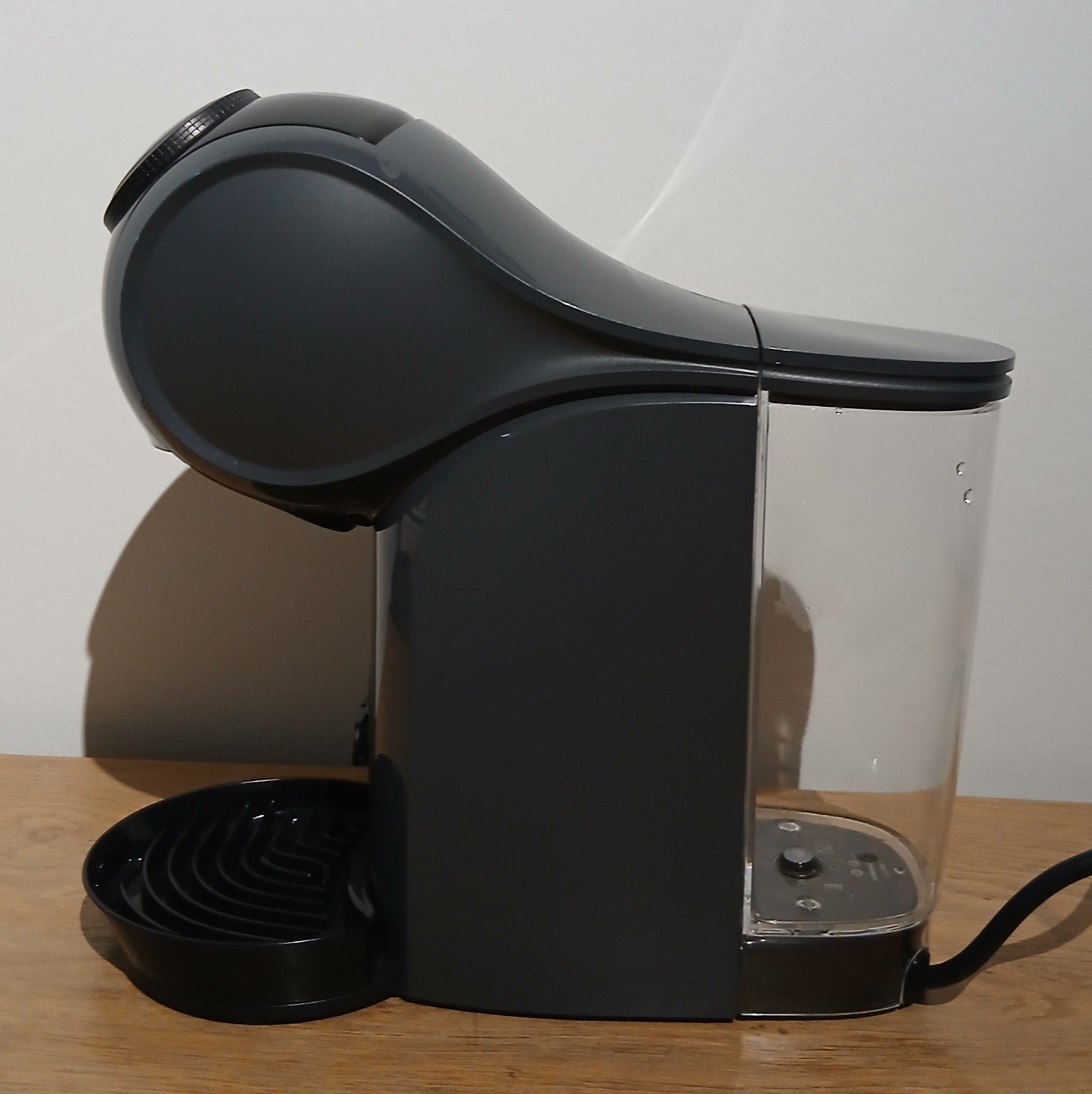 Nescafé Dolce Gusto Genio S. Koffietijd ! Antraciet + zwart, Ophalen of Verzenden, Zo goed als nieuw, Koffiepads en cups, Afneembaar waterreservoir