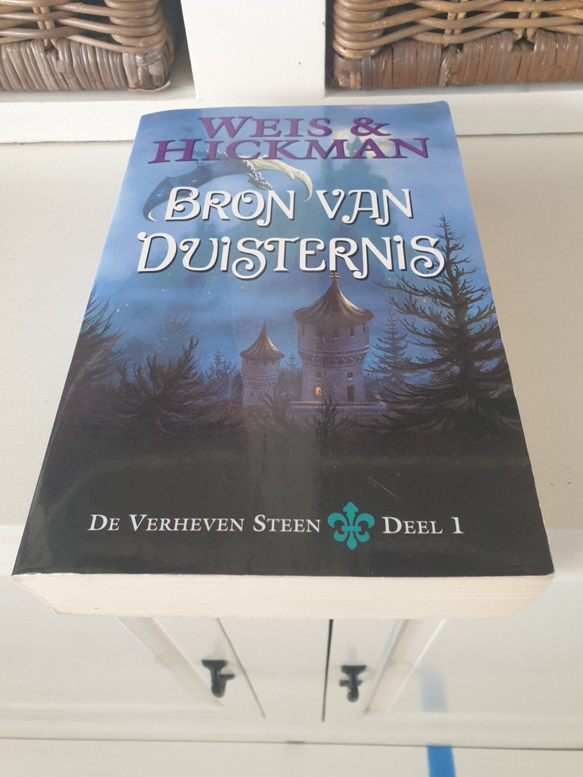 Weis en Hickman - De verheven steen, Boeken, Ophalen of Verzenden, Gelezen