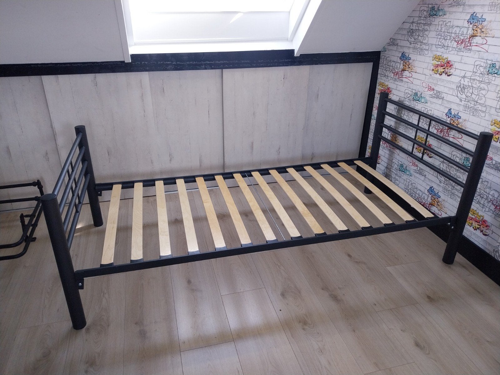 Eenpersoonsbed met lattenbodem - Zwart metaal, Huis en Inrichting, Slaapkamer | Bedden, Ophalen, Gebruikt, 90 cm, Eenpersoons