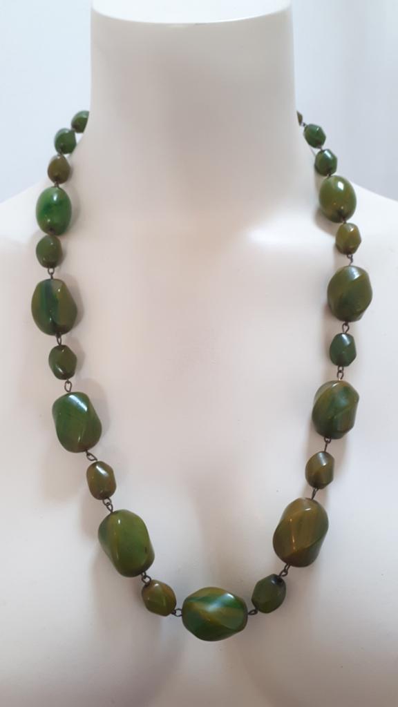 Art Deco BAKELIETEN Ketting Groene Swirls / Gedraaide Kralen, Ophalen of Verzenden, Overige materialen, Ketting