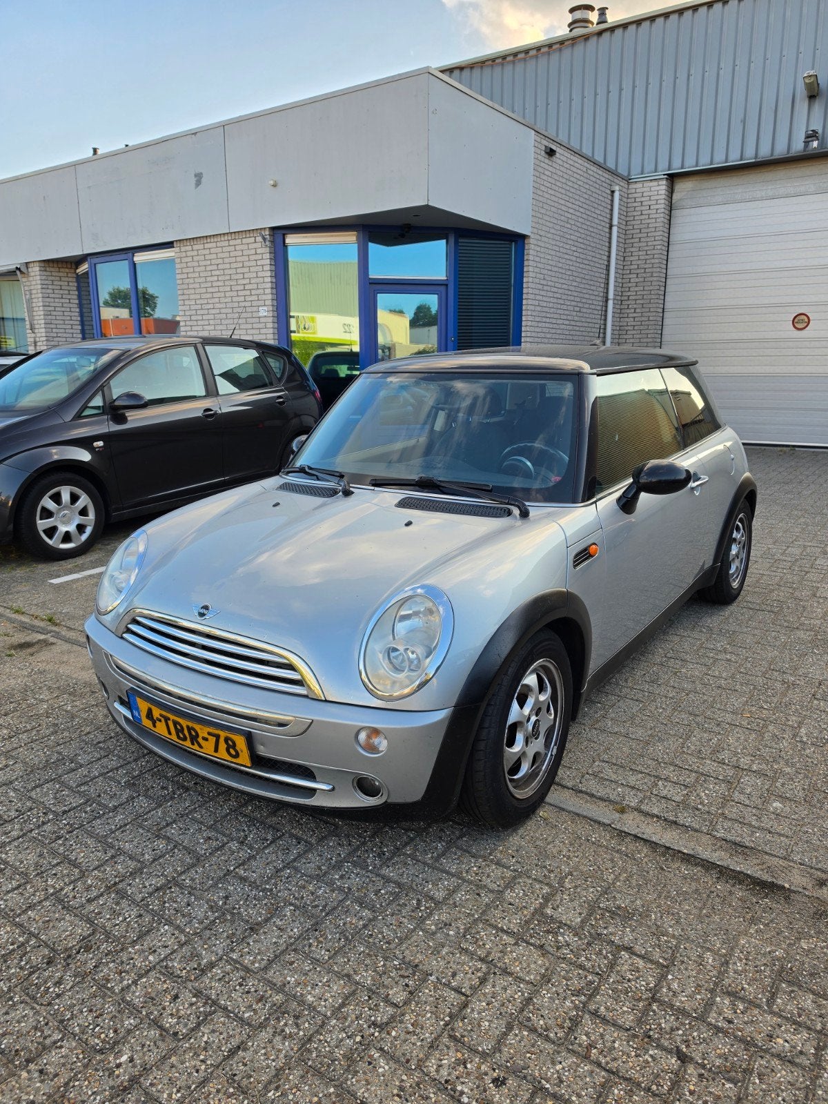 Mini MINI 1.6 16V Cooper 2005 Grijs Airco, Auto's, Voorwielaandrijving, Metallic lak, 4 cilinders, 4 stoelen