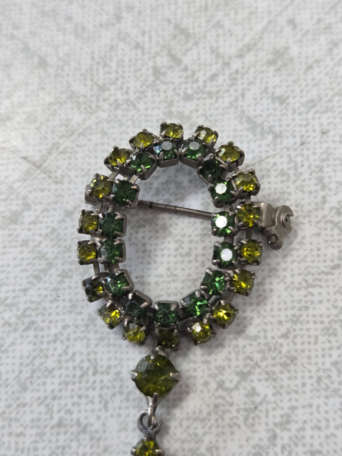 Vintage Broche met Groene en Gele Strass Steentjes, Overige materialen, 4 tot 7 cm, Gebruikt, Ophalen of Verzenden