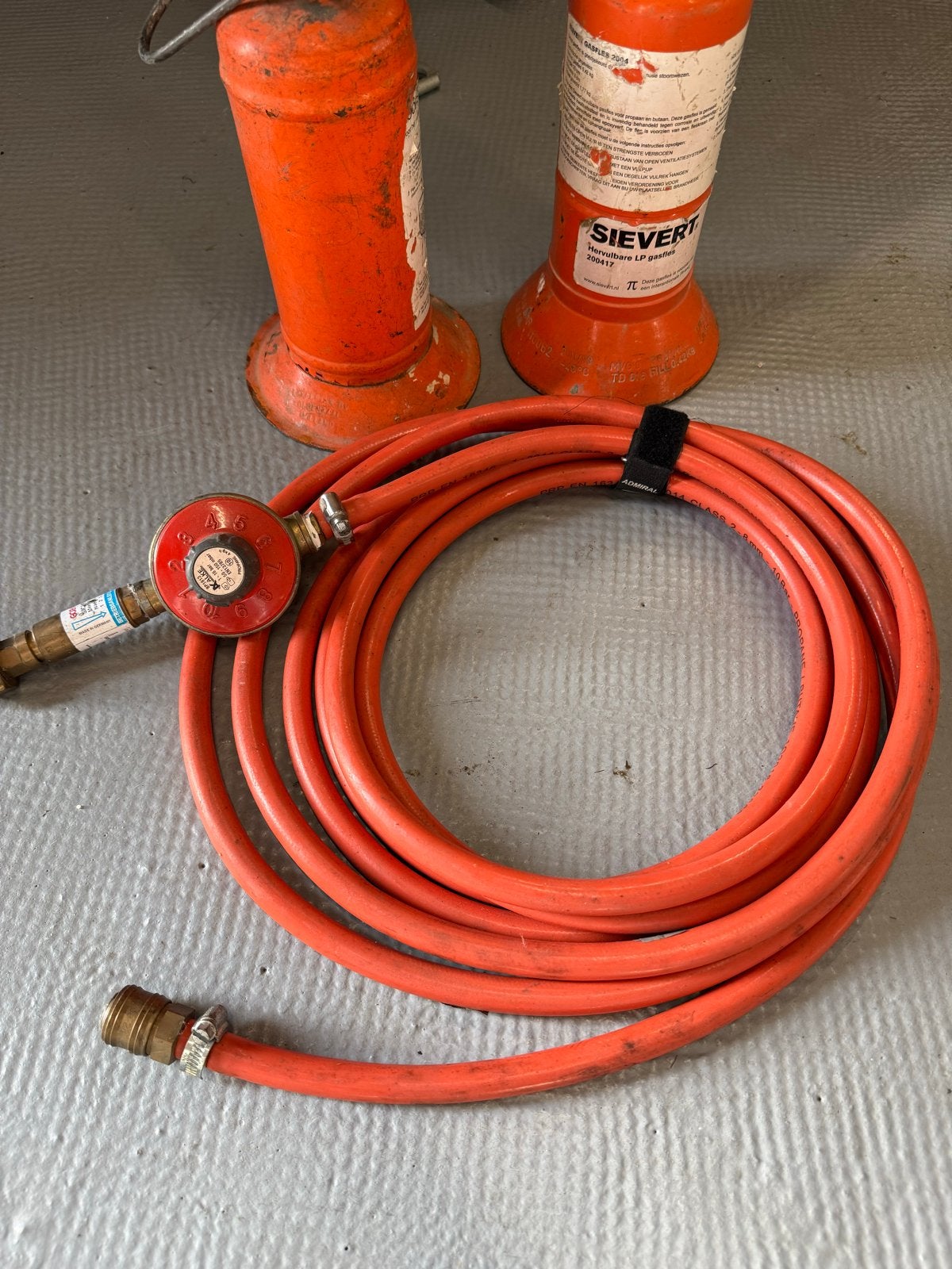 2 gasflessen met gasslang en drukregelaar, Ophalen of Verzenden, Gebruikt