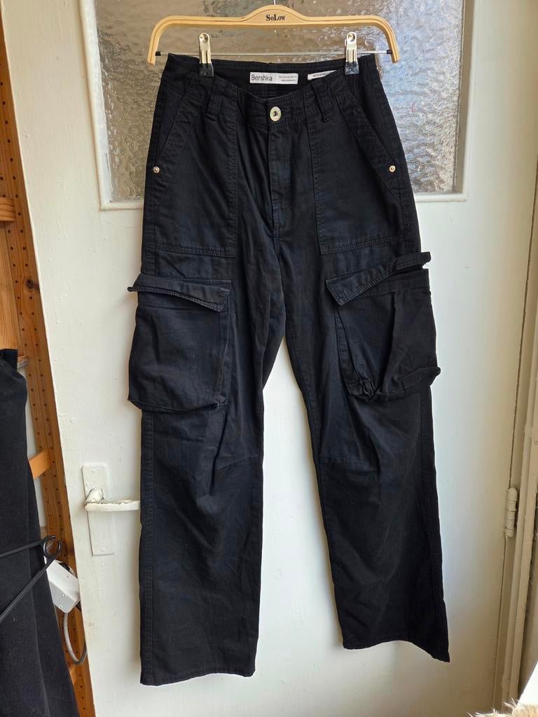 Bershka Black Cargo Pants broek Medium Rise Straight Maat 34, Zwart, Zo goed als nieuw, Maat 34 (XS) of kleiner, Lang