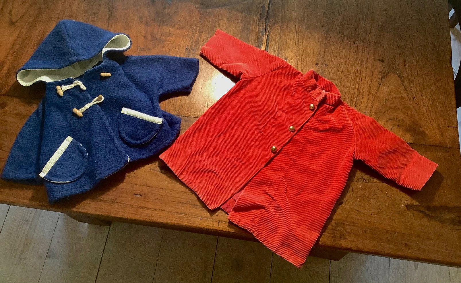 2 oude antieke jasjes voor antieke pop of beer, Ophalen of Verzenden