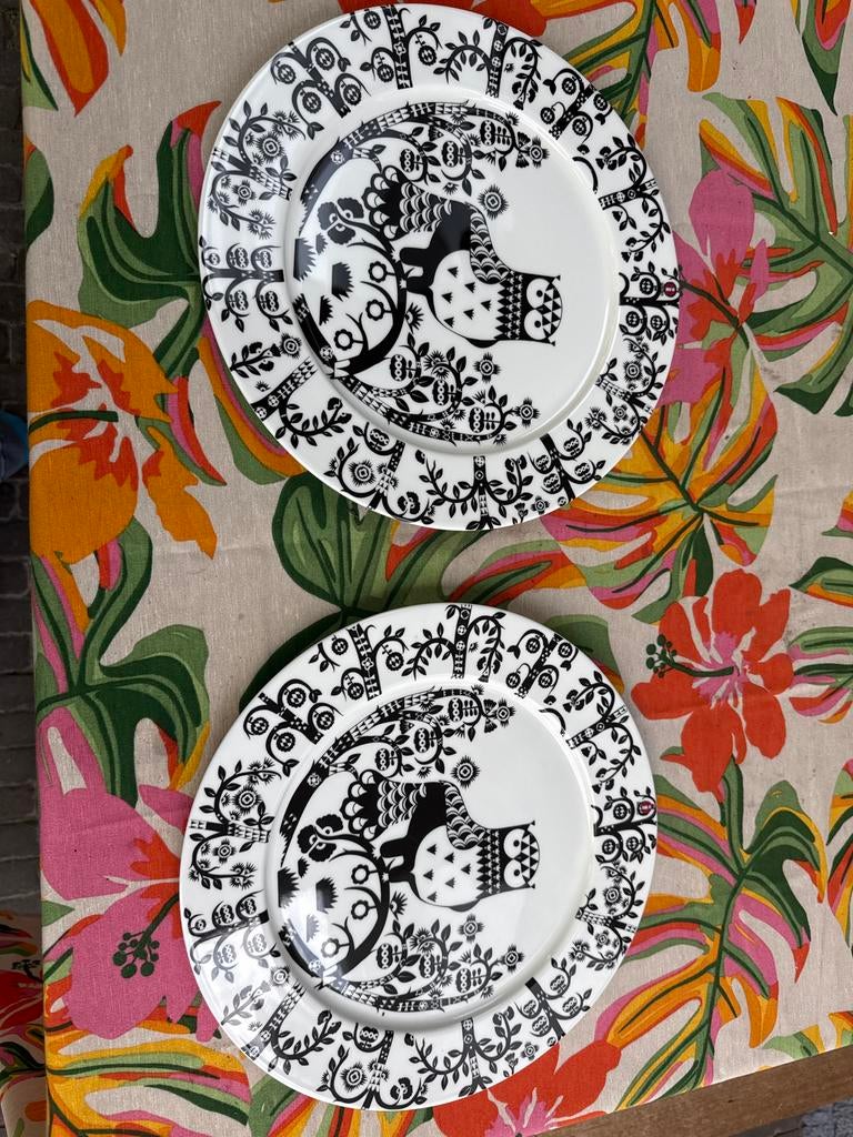 Iittala Taika borden met uilmotief (2 stuks), Ophalen of Verzenden, Zo goed als nieuw, Bord(en), Overige stijlen