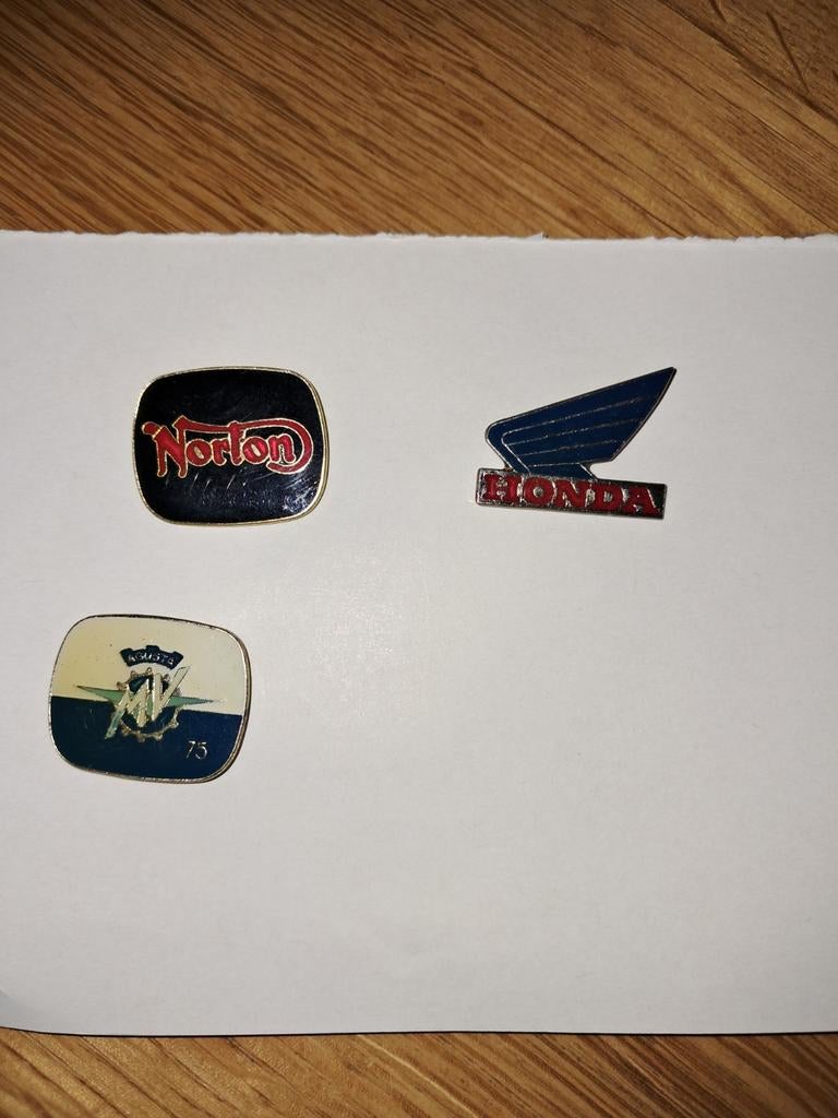 Vintage verzamelspeldjes motormerken, Verzamelen, Speldjes, Pins en Buttons, Ophalen of Verzenden