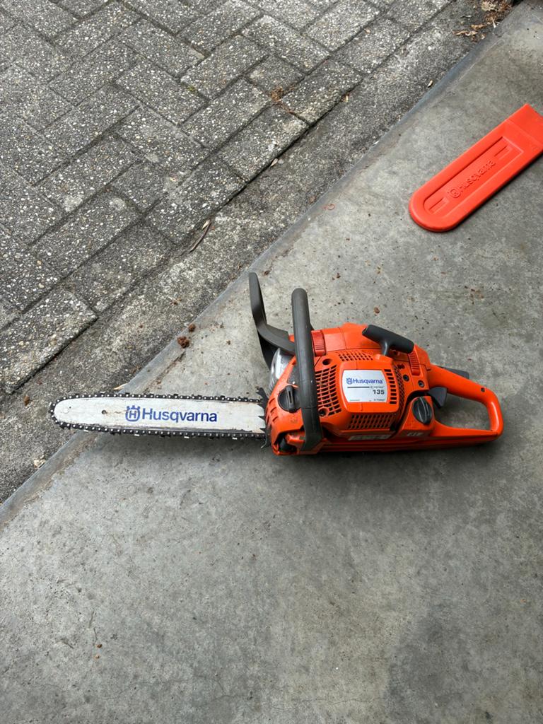 Husqvarna 135 kettingzaag, Tuin en Terras, Ophalen, Zo goed als nieuw