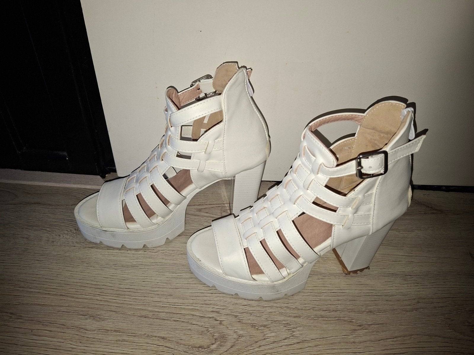 witte hoge plateau sandalen maat 39, Wit, Zo goed als nieuw, Sandalen of Muiltjes, Ophalen of Verzenden