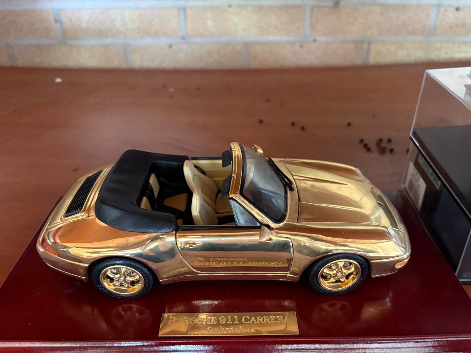 Gouden Porsche 911 Carrera Cabriolet schaalmodel, Ophalen, Zo goed als nieuw, Auto