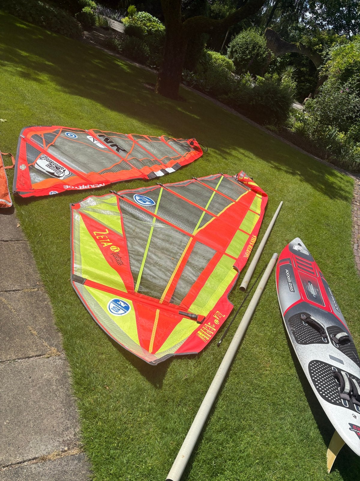 Windsurfset: F2 Axxis-board, NeilPryde & North Sails zeilen, Ophalen, Met zeil(en), Gebruikt, 3.5 tot 5 m²