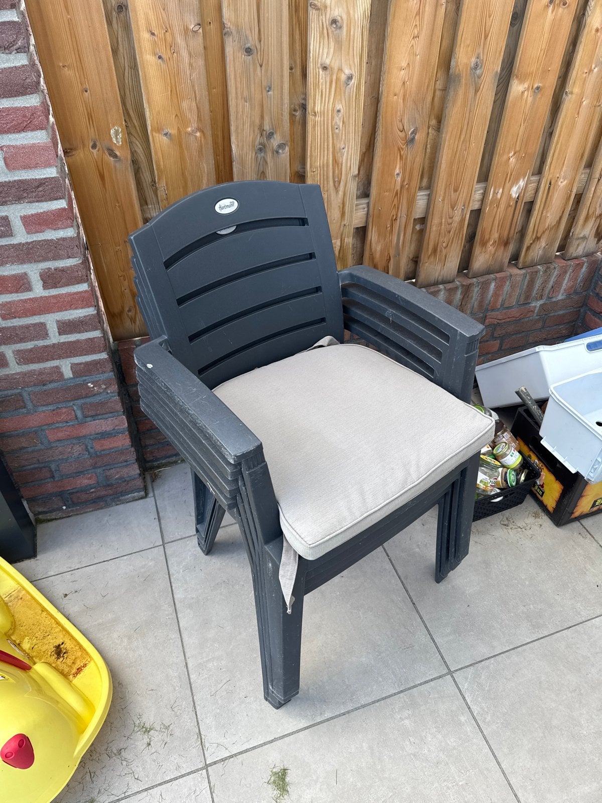 4x Donkergrijze tuinstoel met kussen, Ophalen, Gebruikt, Kunststof, Stapelbaar