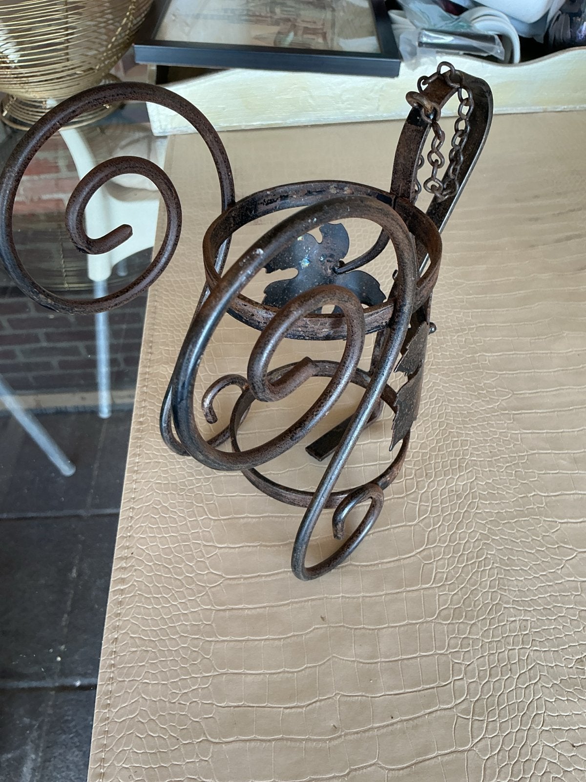 Decoratieve metalen wijnfleshouder met druivenblad, Vintage, Gebruikt, Ophalen of Verzenden, Metaal