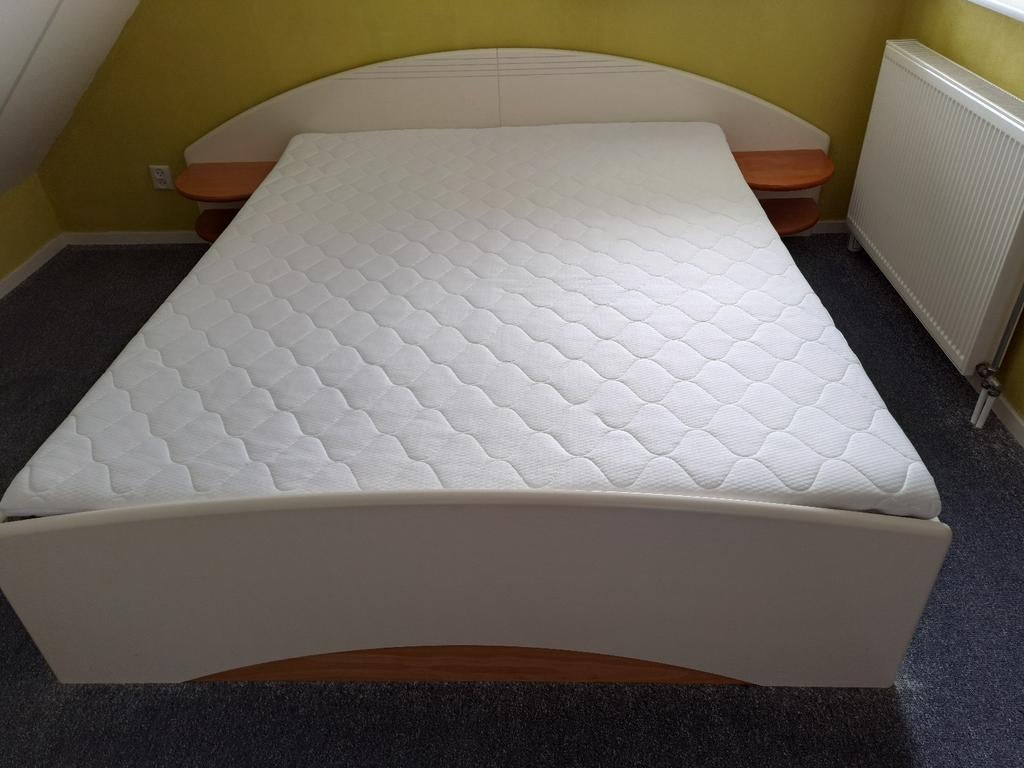 Tweepersoonsbed 1.60x2m crème met matras en topper, Huis en Inrichting, Slaapkamer | Bedden, Ophalen, Tweepersoons, Zo goed als nieuw