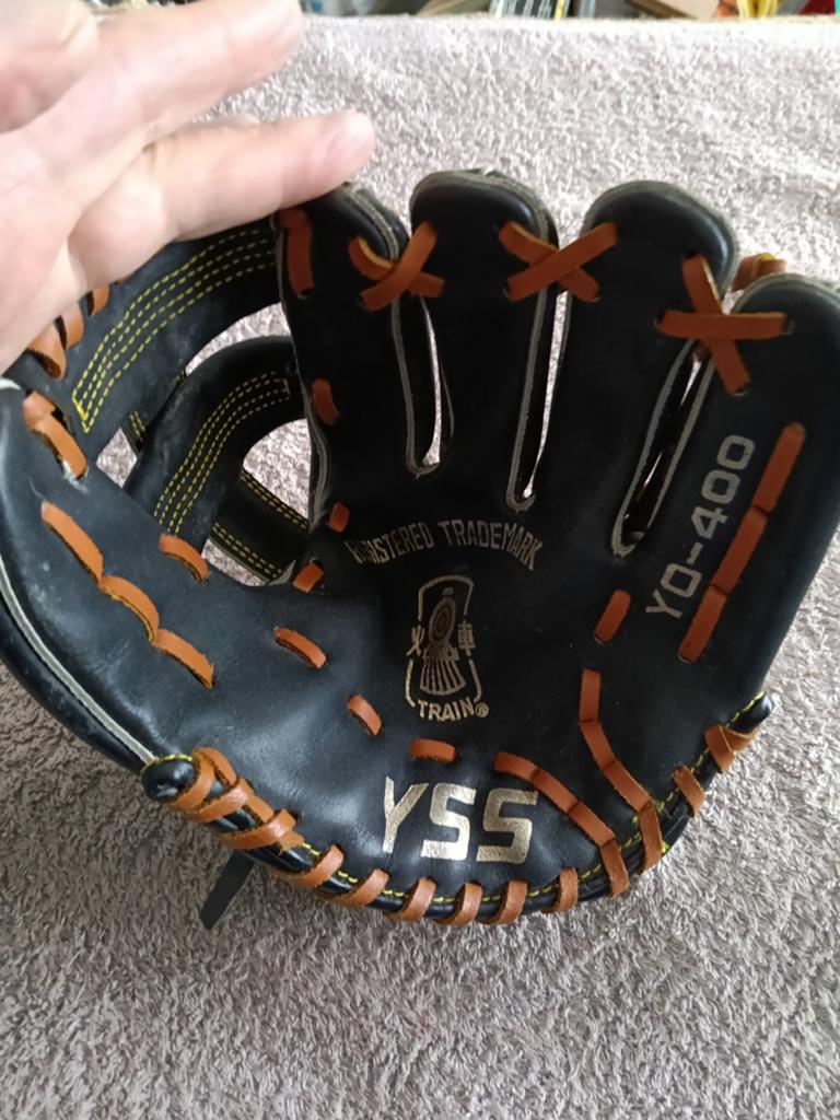 YSS YO - 400 REGISTERED TRADEMARK TRAIN LEFTHANDED GLOVE, Sport en Fitness, Honkbal en Softbal, Ophalen, Handschoen