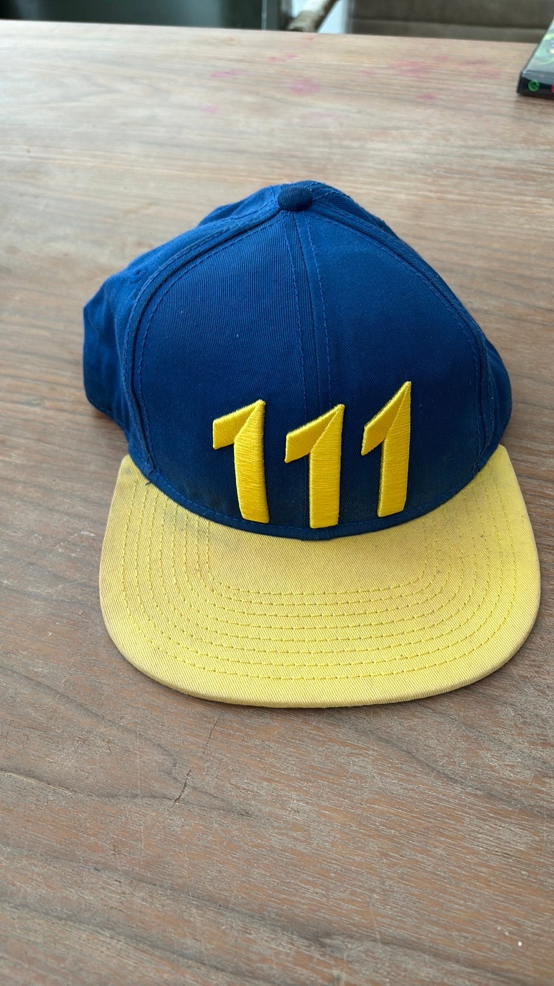 Fallout 4 Pet Cap Officiële Merchandise Vault-Tec BlauwGeel, Ophalen of Verzenden, Zo goed als nieuw, One size fits all, Pet