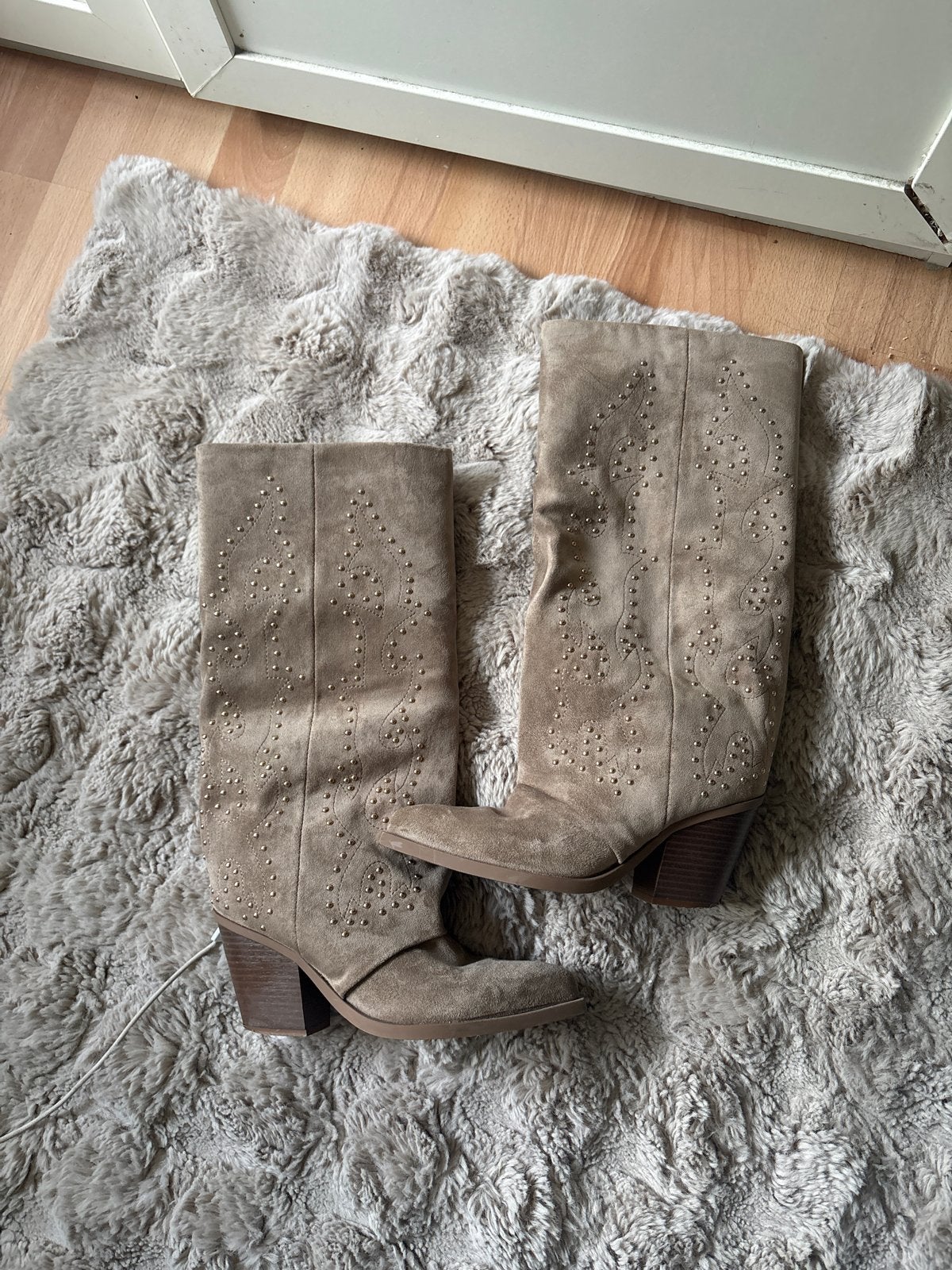 Mooie suède laarzen met studs - Maat 37, Ophalen of Verzenden, Gedragen, Beige, Lage of Enkellaarzen