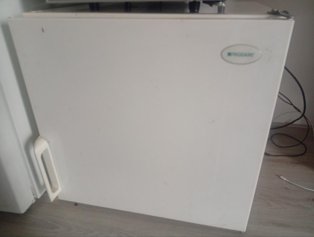 Compacte Frigidaire Koelkast - Ideaal voor kleine ruimtes, Witgoed en Apparatuur, Minder dan 85 cm, Ophalen of Verzenden, Minder dan 75 liter